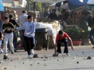 Taş atan çocuklar ortada kaldı!