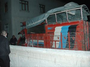 Kamyonet, duvarı yıkıp bahçeye girdi