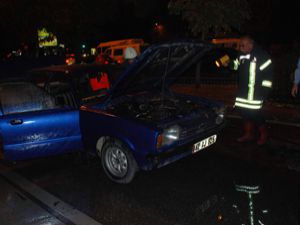 Alev alan araçtan sağ kurtuldular