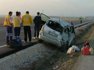 Takla atan araç orta refüjde zor durdu