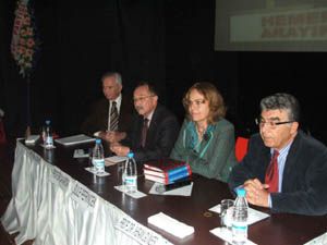 Başörtüsünü sıkma başa benzetti