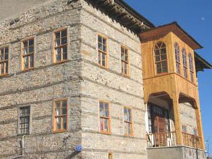 Tarihi konak kendi haline terkedildi