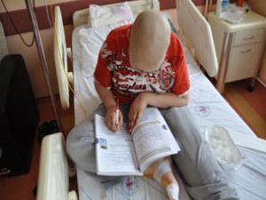 Kemik kanseriyle ve derslerle savaşıyor