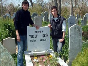 Ekmeğini mezardan çıkarıyor