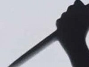 Önünde oturan yolcunun boğazını kesti