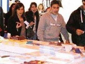 Ermeni gençler Türk standını bastı