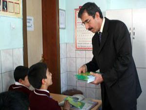 Tasarruf paketi öğrencilere dağıtılıyor