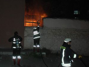 Okulun deposunda yangın çıktı