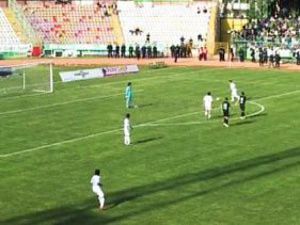 Kendi kalesine bile bile gol attı! (Video)
