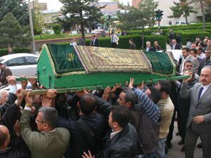 Gazeteci son yolculuğuna uğurlandı