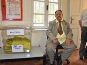 Sandık görevlisi okuma yazma bilmiyor