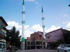 Cami bitmeden minareleri tamamlandı
