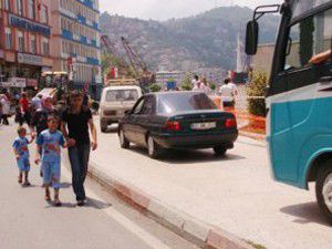 Yayalar Yoldan, Araçlar Kaldırımından Gidiyor!