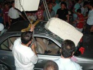 Dondurma otomobilin tavanını çökertti