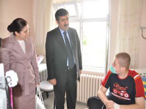 Vali Doğandan lösemili öğrenciye ziyaret