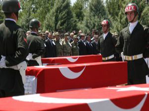 Bu askerler yorgun, vurun!