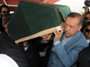 Devletin zirvesi cenazede saf tuttu