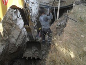 Kanalizasyon çukuruna düştü yaralandı