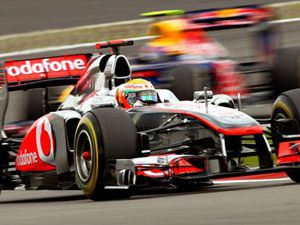 Lewis Hamilton yine kazandı