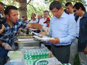 Bakan Davutoğlu öğrencilerle buluştu