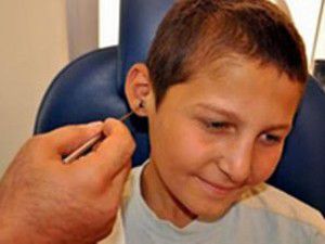 Kulağında 7 yıl boncukla yaşadı