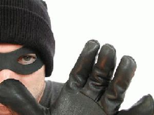 Kuluda araçtan çanta hırsızlığı