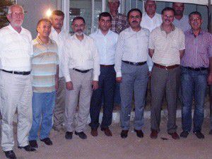 Misafirlerini ceviz bahçesinde ağırladı