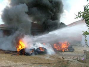 Lastik yakarken evini yakıyordu