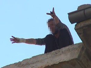 Çatıya çıkan kişi güçlükle ikna edildi