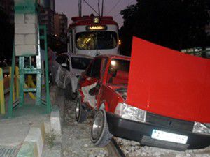 Konyada iki araç tramvay yoluna girdi