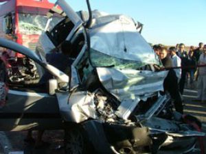 Hurdaya dönen araçtaki 3 kişi yaralandı