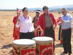 Ak Partili vekillerden davul şov