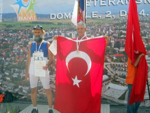 57 yaşında Türk bayrağını dalgalandırdı