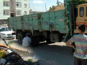Rüzgar bebeği kamyonun altına sürükledi!