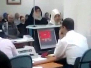 Bankada memur okeye dönüyor