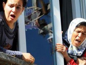 Zil çaldı, kim diye baktılar