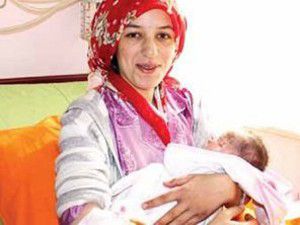 İlk işi Azrayı emzirmek oldu