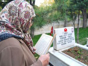 Konyada mezarlıklara ziyaretçi akını