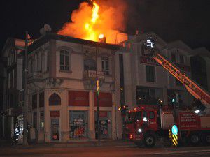 Tarihi binanın çatısı alev aldı