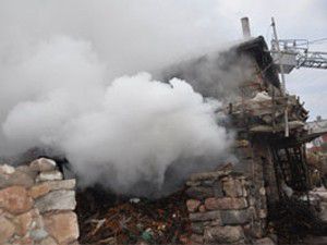 Ev sahibi yanmaktan son anda kurtarıldı