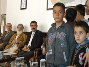 Konya protokolü depremzedeleri ziyaret etti