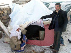 Depremzedeler çadırlardan kurtuluyor
