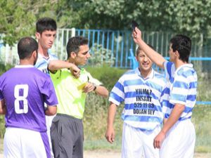 Protestocu futbolculara ağır ceza