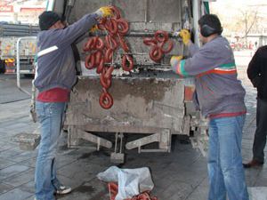 Zabıta bozuk sucuk ve salçayı imha etti
