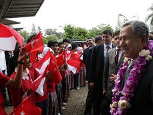Arınç Endonezyada Türk okullarını gezdi