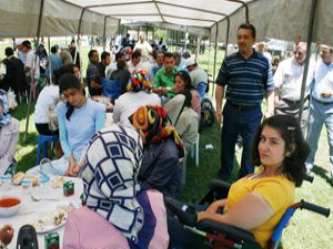 Engelliler piknikte moral buldu