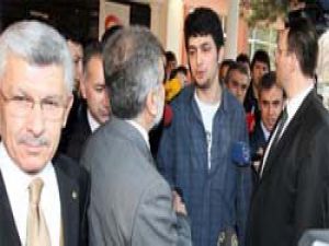 Protestocu öğrenciyi yanına oturttu