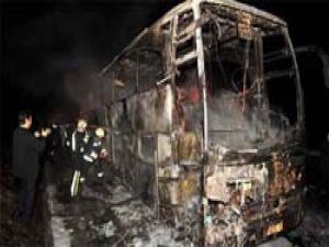 Hareket halindeki otobüs alev alev yandı