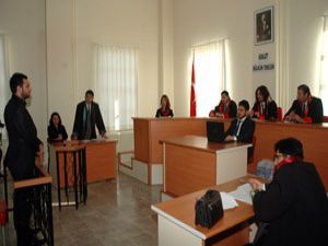 Öğrenciler duruşmada ter döktü