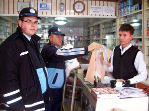 Karapınarda çevre dostu poşetler dağıtıldı